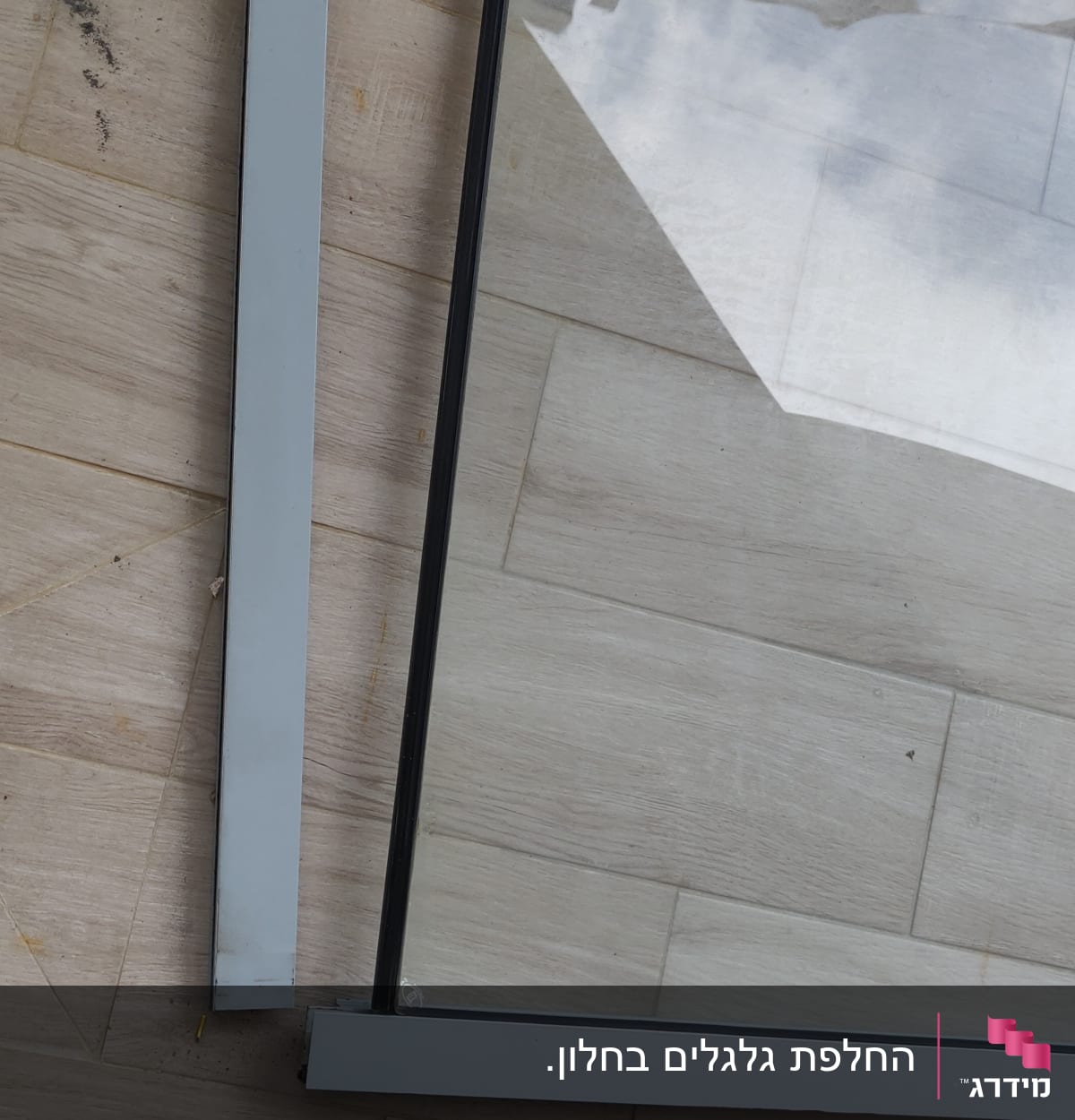 חלקי תריסים וכלי עבודה על הרצפה